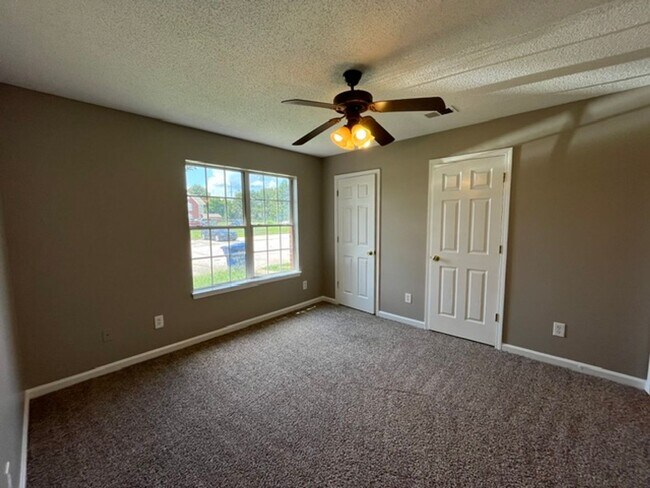 Building Photo - Renovated 3 Bedroom 3 Bath Townhome for Rent!