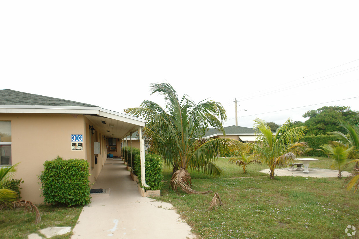 Primary Photo - Lantana Palms Apartments