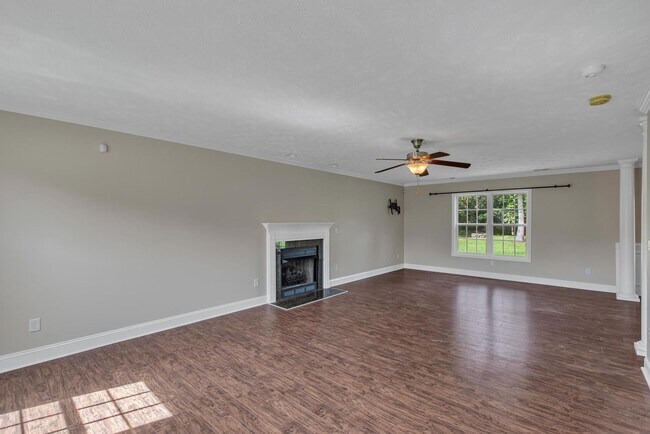 Foto del edificio - Large 3 bedroom with BONUS room!
