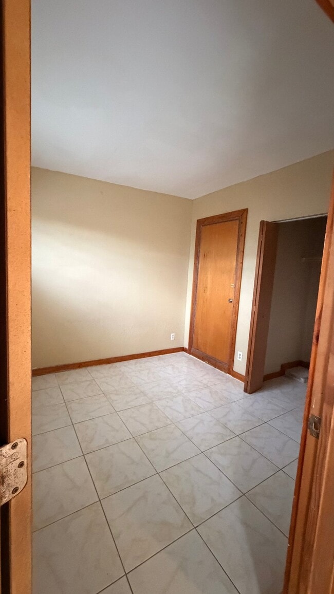 Building Photo - 1570 E Breezy Ln