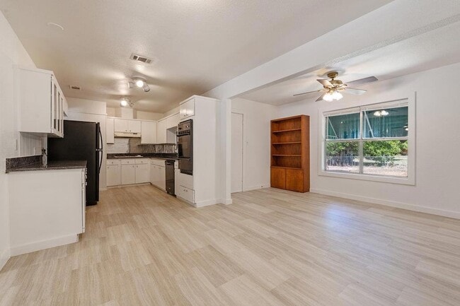 Foto del edificio - 8908 Capitol Dr