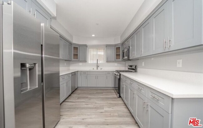 Foto del edificio - 1348 E Vernon Ave