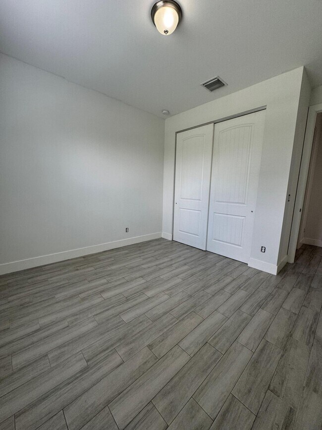 Building Photo - 1031 Mango Dr