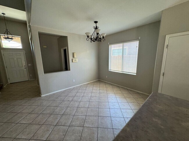 Foto del edificio - 4 Bedroom - 2.5 Bath - 2310 Sq Ft