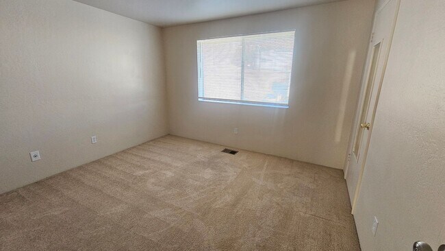 Building Photo - 2 Bedroom Close to UNR