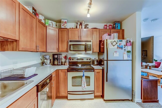 Updated kitchen with cherry shaker cabinets and stainless steel appliances - 400 Hillside Ct