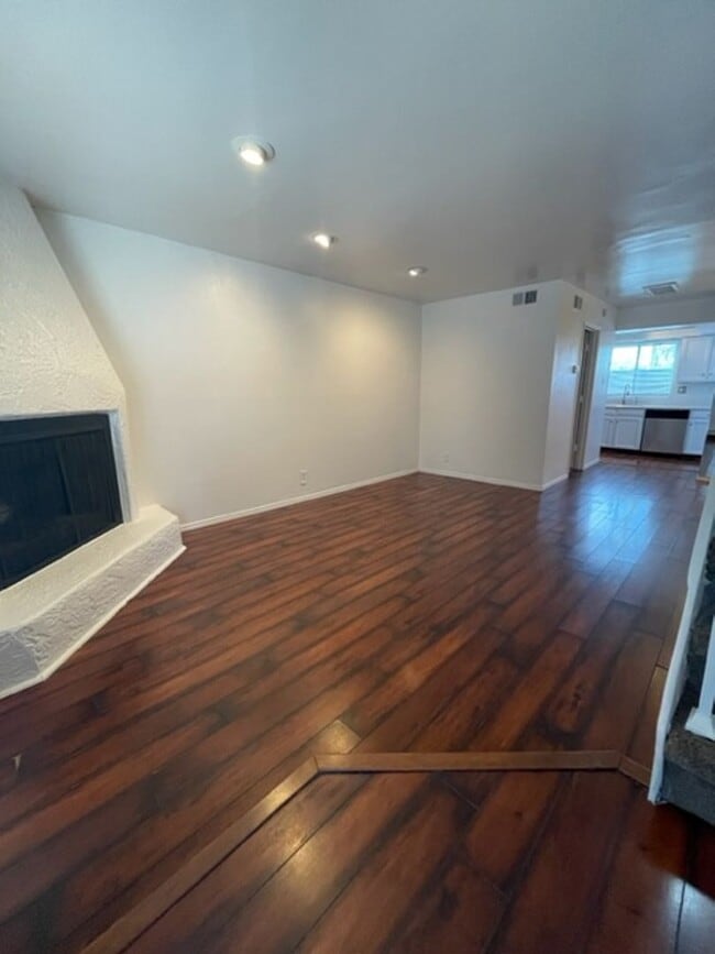 Building Photo - Old Town Scottsdale townhome- 2 bd 2 bath- W/D- Yard