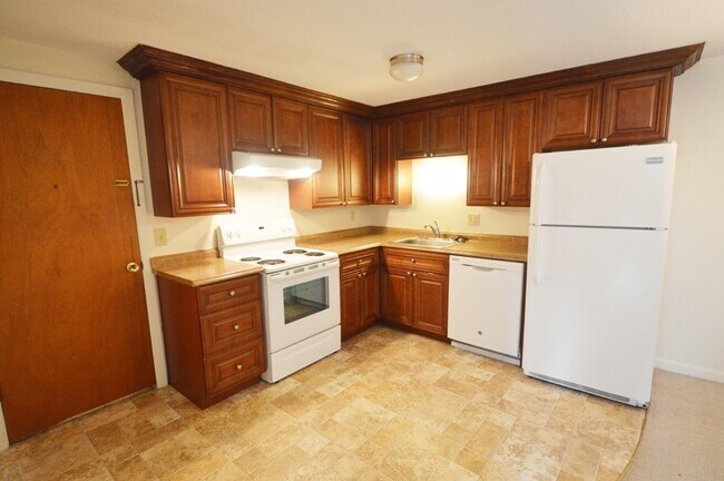 Building Photo - 2BR 3rd FL Holden: No Pets - No Smokers