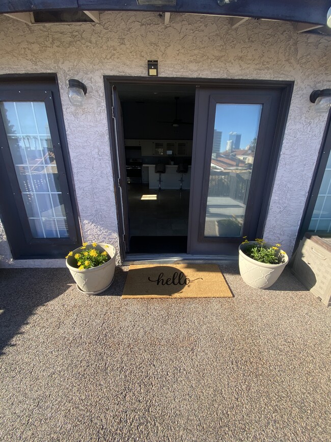 Separate entrance - 2112 Naco Ct