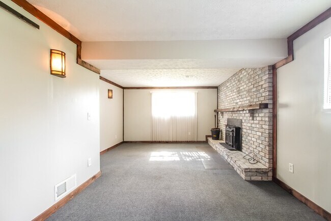 Building Photo - Stunning 3 Bedroom Split-Level