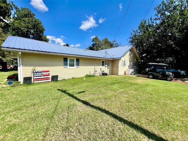 Building Photo - 408 5th St