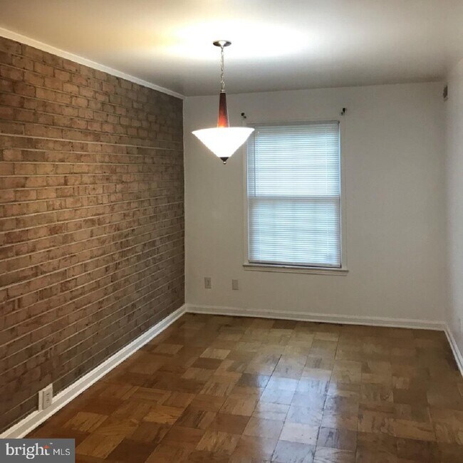 Foto del edificio - 6034 Westchester Park Dr