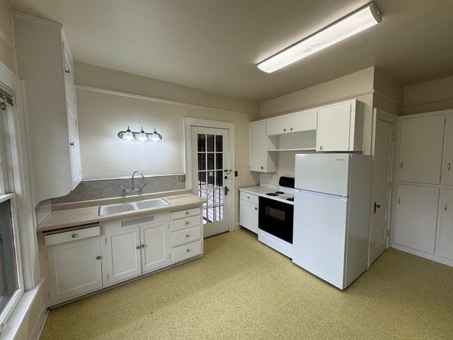 Building Photo - 2 Bedroom Unit in the the old Beta Theta Pi Fraternity House near UofO Campus