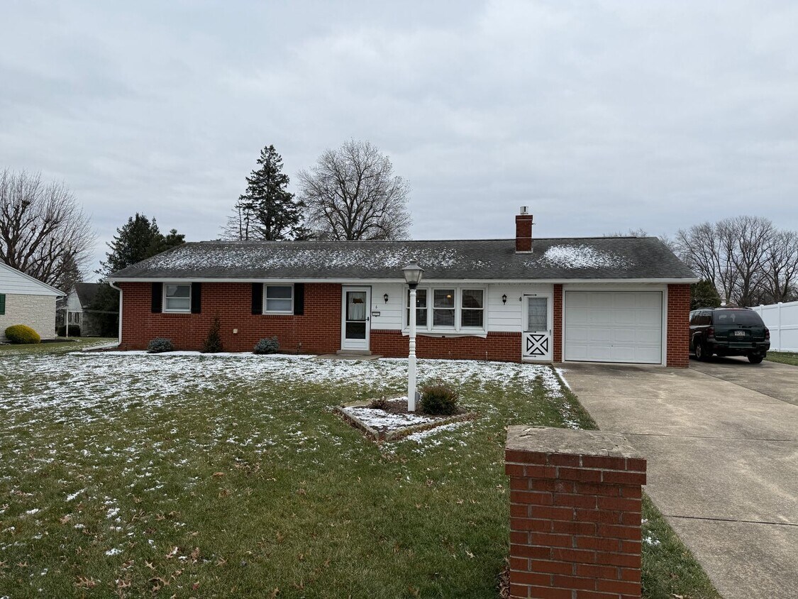 Foto principal - Myerstown 3 bedroom 2 bath rancher COMING ...