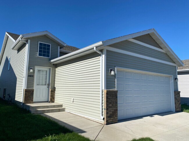 Foto del edificio - Modern 4 Bed, 2 Bath Home in South Moorhead – Stylish Living with Space to Spare!