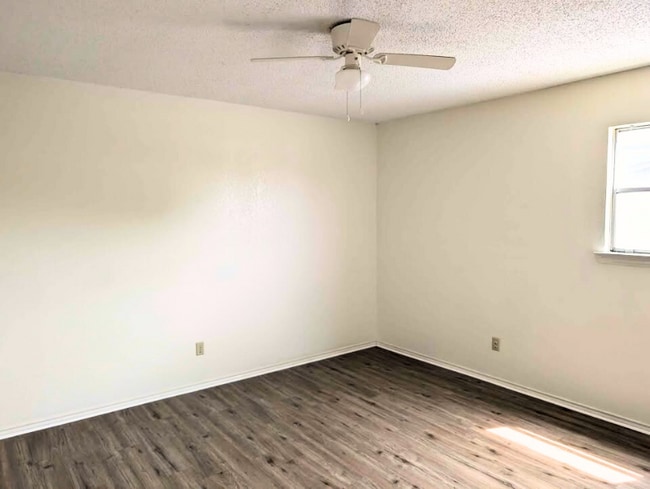 Building Photo - 505 Hackberry St