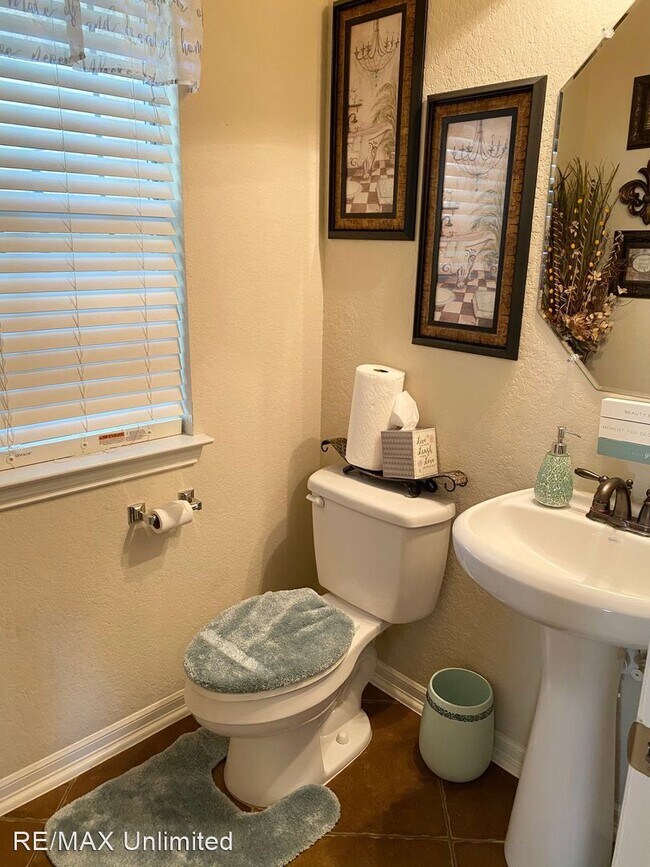 Building Photo - 5 br, 3.5 bath House - 1313 Gwendolyn Way
