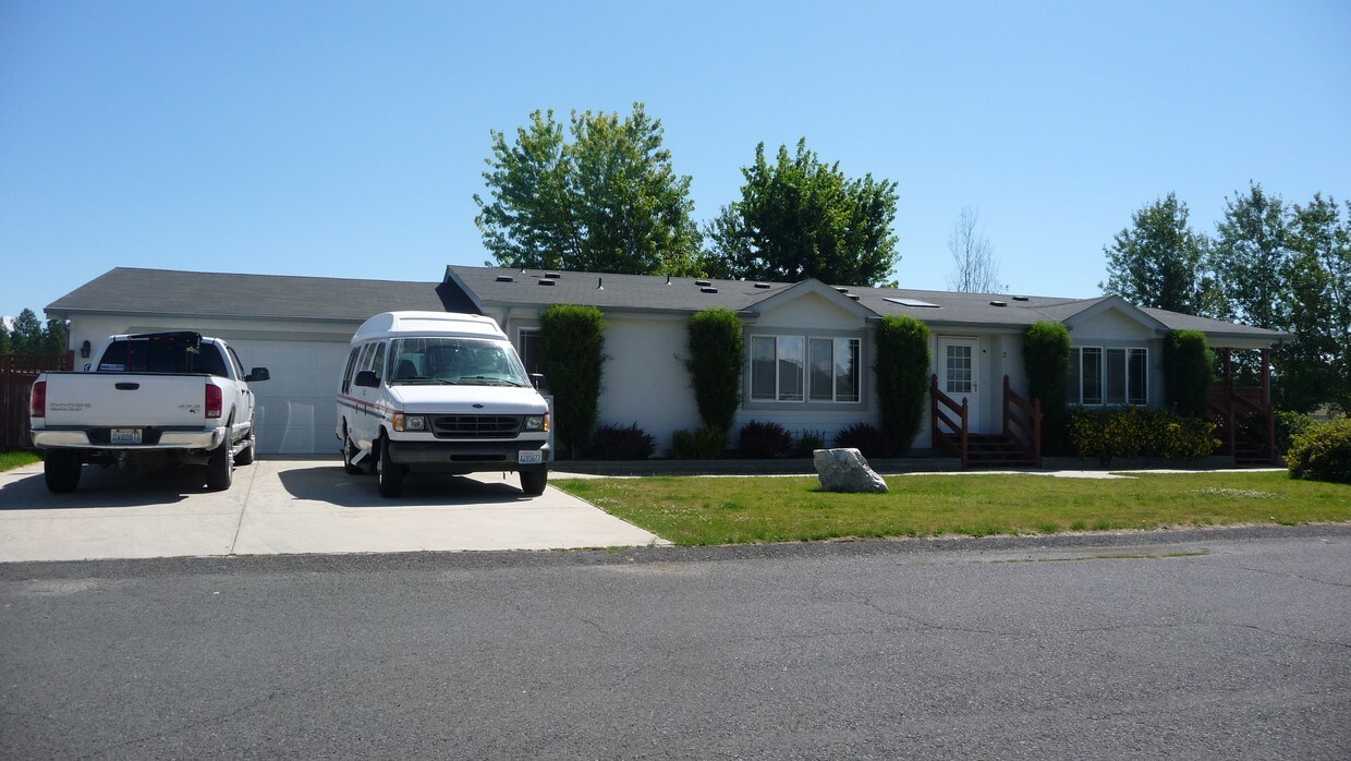 Building Photo - Country Meadow Estates