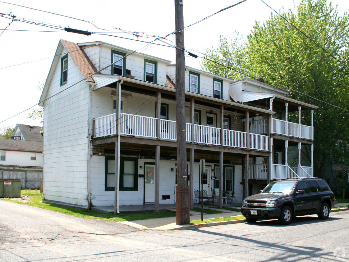 Building Photo - 450 Bourbon St