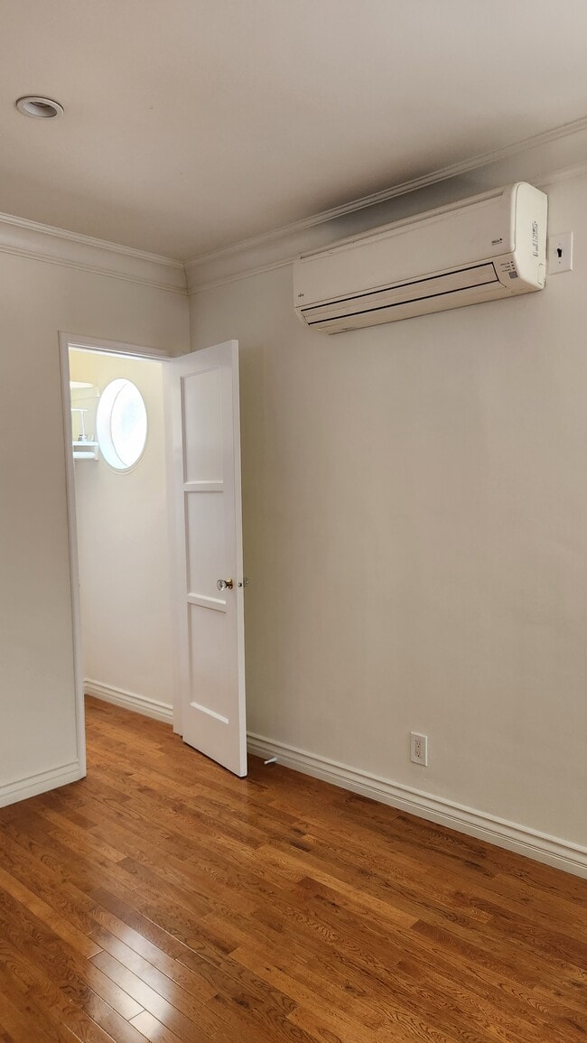 LIVING ROOM AC - 10641 Whipple St