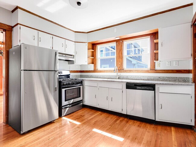 Eat-in Kitchen - 20 Zeller St