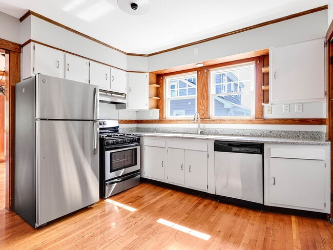 Eat-in Kitchen - 20 Zeller St