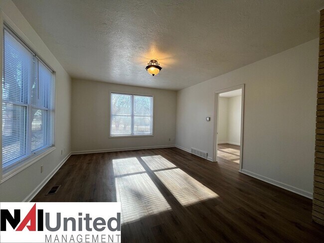 Foto del edificio - Four bedroom, one bathroom for rent