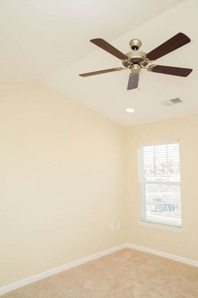 Foto del edificio - 2 Bedroom Townhouse at the Woodlands! Schedule a tour today! Only $500 deposit!