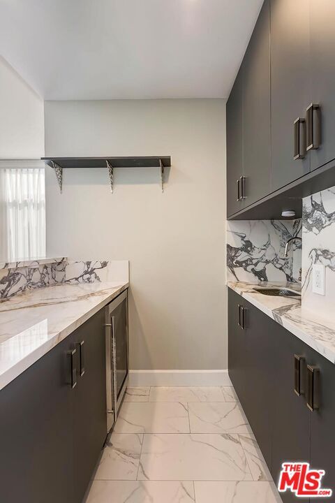 Building Photo - 323 N Palm Dr