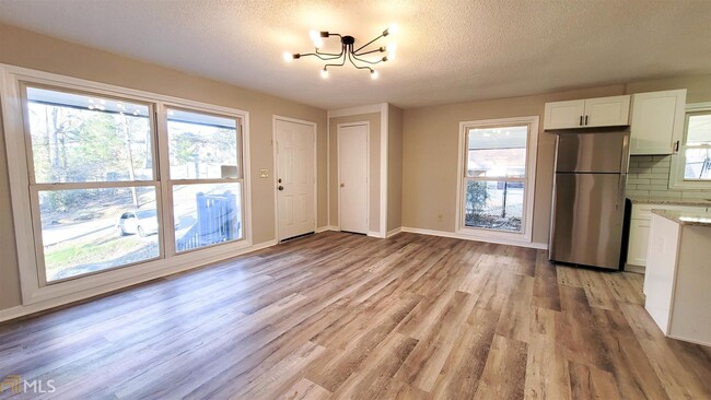 Building Photo - 755 Fallview Dr