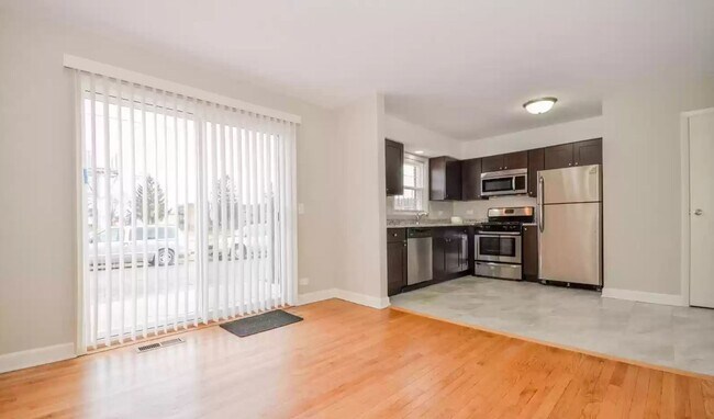 Building Photo - 3021 S Lynn Ct