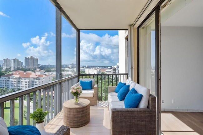 Foto del edificio - 20335 W Country Club Dr