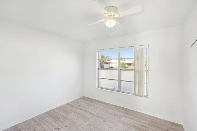 Building Photo - 4 Parkwood Villas Ct
