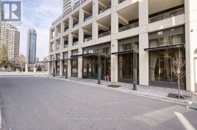 Photo du bâtiment - 30 Elm Dr W