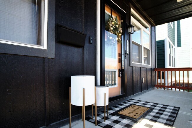 Building Photo - Modern 3BD/2BA located in downtown Indy!