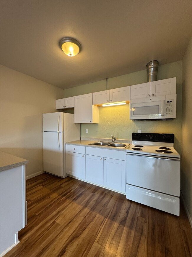 Building Photo - (WWA 5711) 1 bedroom/1 bathroom ~Cat Friendly~