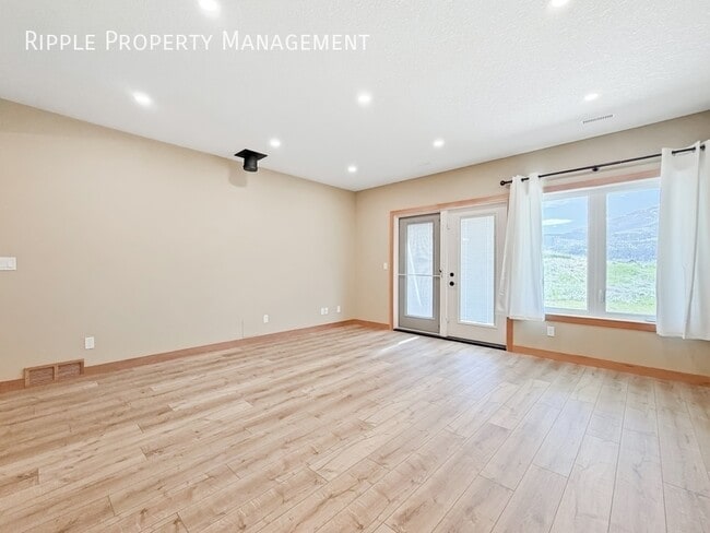 Building Photo - CHARMING & SPACIOUS 2 BEDS, 2 BATHS MAIN FLOOR | PRIVATE BACKYARD & UTILITIES INCLUDED