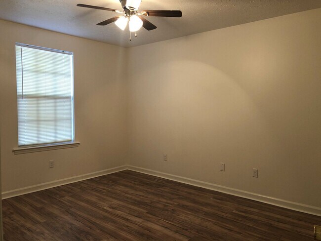 Building Photo - Newly Updated Townhouse Ready for a Tenant!