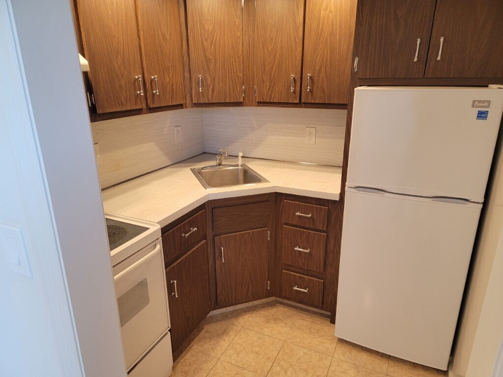 Primary Photo - Spacious Pelham Studio near rain & town $1700