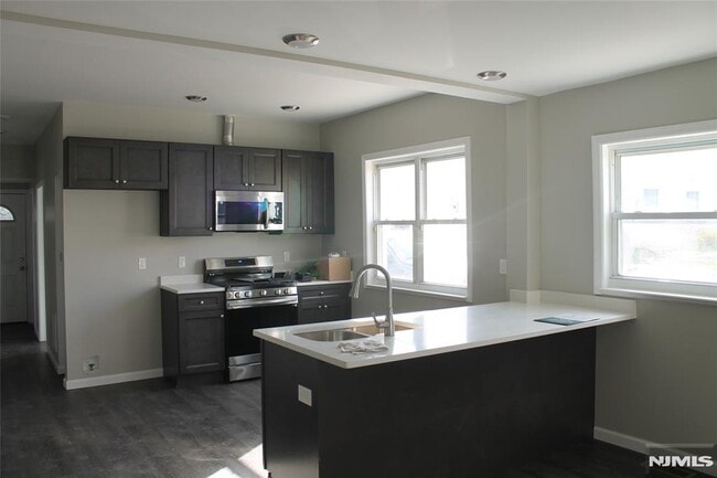 Building Photo - 519 Roosevelt Ave