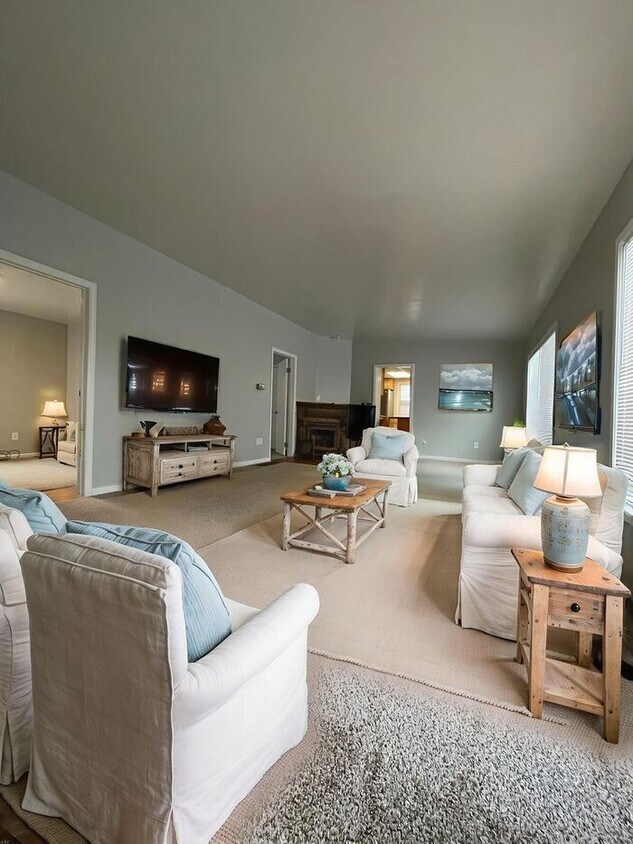 Primary Photo - 3 Bedroom rancher in desirable West Side C...