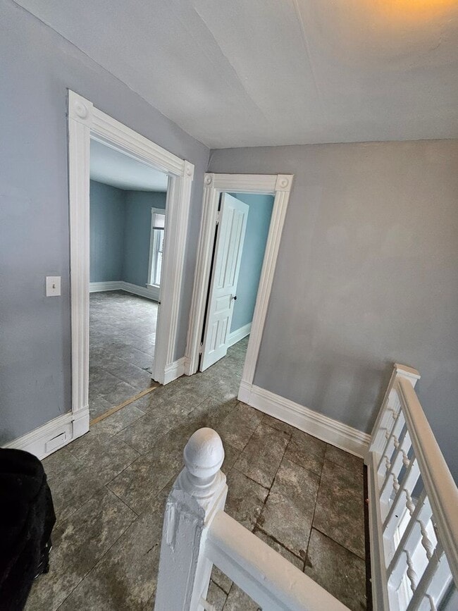 Building Photo - upper 4-bedroom unit east side