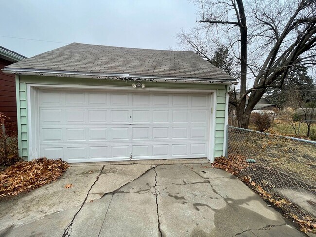 Foto del edificio - Cute Eclectic Asymmetrical Tudor Style Hom...