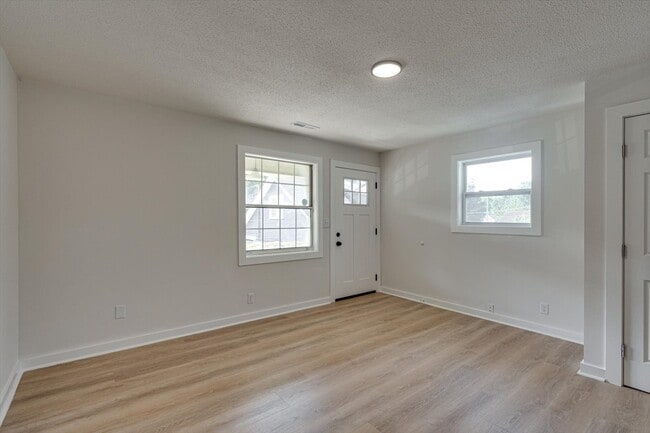 Building Photo - 190 E Leawood Ave