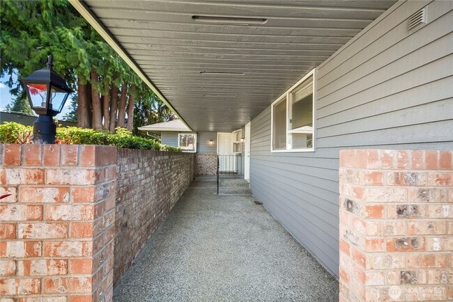 Building Photo - Huswick4