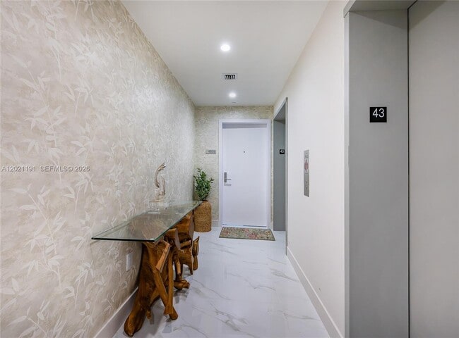 Foto del edificio - 700 NE 24th St