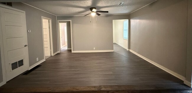 Building Photo - Spacious 3 Bedroom Duplex Near McConnell A...