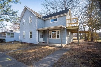 Building Photo - 207 E Oak St