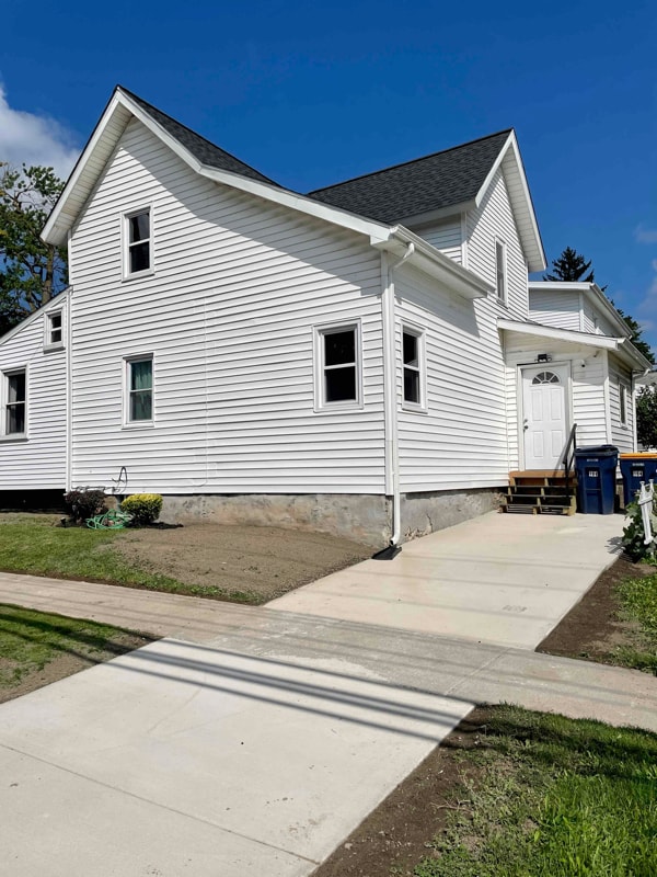 Building Photo - 164 Church St