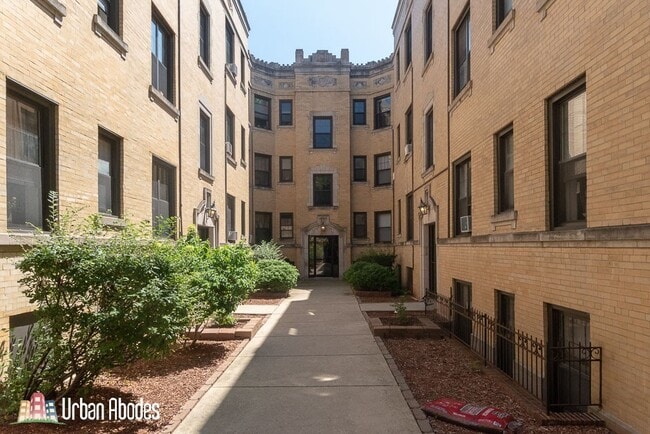 Building Photo - 442 W Belden Ave